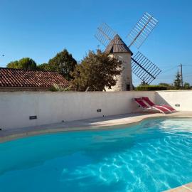 Les Curies - ludogîte, gîte et moulin avec piscine