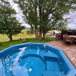 Finnsstaðir Holiday Home with Hot tub，位于埃基斯蒂尔的酒店