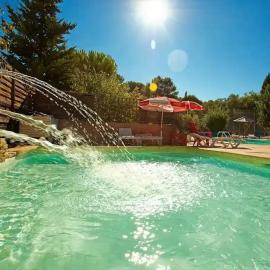 ZEcamping 3 dog friendly avec piscine dans un environnement calme，位于Junas的酒店