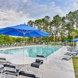 1 Mi to River! Relaxing Family Home in Bluffton，位于布拉夫顿的酒店