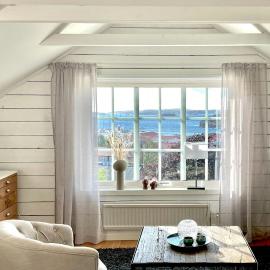 Century-Old House By Ellösfjorden With Hot Tub，位于埃勒斯的酒店