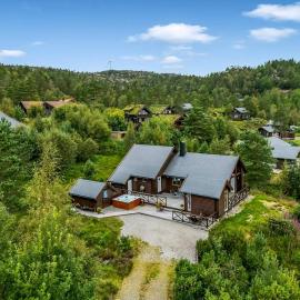 Cabin With Jacuzzi And Stream In Krågeland，位于Kvinlog的酒店
