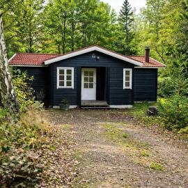 Summer House With Wood Stove Near Vejrhøj Canal，位于Asnæs的酒店