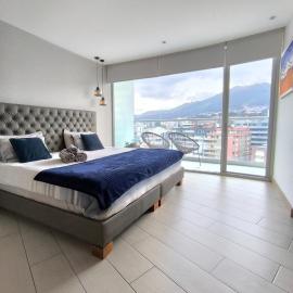 ONE Luxury Suite Super King Bed & Volcano View，位于基多的酒店