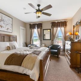 Historic Branson Hotel - Buck Bungalow Room with King Bed - Downtown - FREE TICKETS INCLUDED