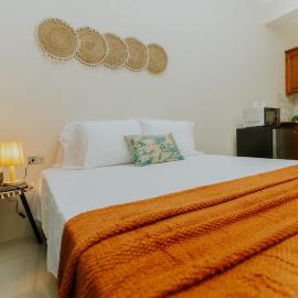 Bali-Inspired Studio Mins from Airport，位于Arima的酒店