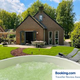6pers Boshuis -Hottub Jacuzzi- 'De Groene Specht'，位于Ewijk的酒店
