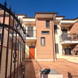 RESIDENZA I GIRASOLI - Spacious private house near the sea, quiet residential area - Lido dei Pini ANZIO，位于安齐奥的酒店