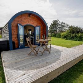 Spring Tide Cliff Top Glamping Pod with direct Sea Views，位于伯青顿的酒店