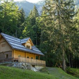 Alpine Loghouse Planšarska bajta Matkov Kot，位于索尔察瓦的酒店