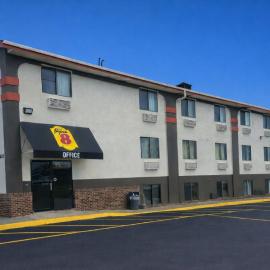 Super 8 by Wyndham Lincoln West,位于林垦的酒店