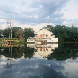 Unique Waterfront House 4 BDRs, Near MTL, Fishing，位于Laprairie的酒店