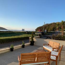 LLANSTEFFAN - SEABANK - a lovely holiday home on the beach front，位于Ferryside的酒店
