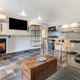 Upscale Condo near Downtown & the Deschutes，位于本德的酒店