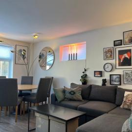 Spacious Private House - Big Garden & Free Parking，位于沃斯的酒店