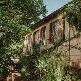 CASITA TECA jardín de esculturas junto al río，位于乌鲁阿潘的酒店