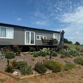 Country Charm Cabins 2 Bedroom Tiny Home，位于Coolabunia的酒店