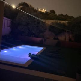Private Chalet in Dabouq , Night-Lit，位于安曼的酒店