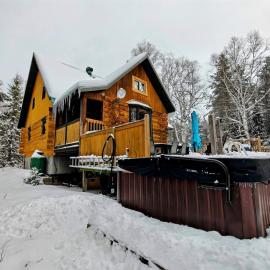 1- Chalet en bois rond Bouleau，位于Rivière-Rouge的酒店