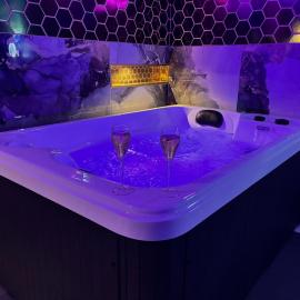 Le Confidentiel -Love Room, marbres, jeux, jacuzzi