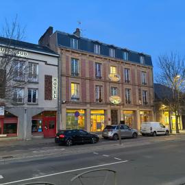Hotel Couleurs Sud avec ascenseur et restaurant Centre ville-Gare Charleville-Mézières，位于沙勒维尔-梅济耶尔的酒店