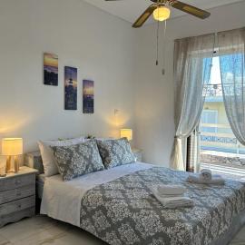 Sunny Beachfront Apartment，位于Nerántza的酒店
