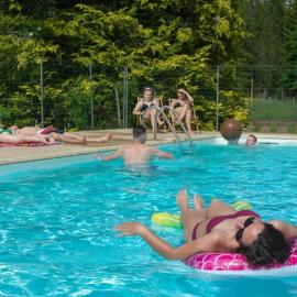 Camping nature 3 étoiles - au coeur des montagnes du Jura，位于Levier的酒店