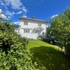 Familievennlig fritidsbolig i hjertet av Flå, perfekt for besøk i Bjørneparken，位于弗洛的酒店