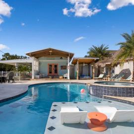 Suite Flamingo Pointe with Shared POOL，位于贝圣路易斯的酒店