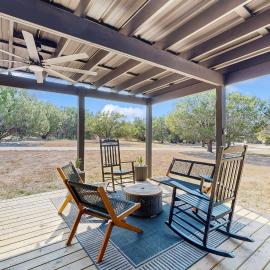 Modern Hill Country Tiny house with kitchen, WIFI, private patio and hot tub，位于温伯利的酒店