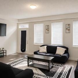 2024 Built 3-Bedroom Cambridge Townhome with Free Parking, WiFi, Full Kitchen, Laundry, Robot Vacuum & Foosball - 8 Mins to African Lion Safari - Great for Families, Groups & Work!，位于坎布里奇的酒店