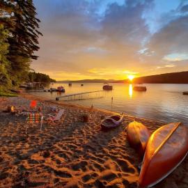 Yellow Pine Lake House ADK Schroon Private Beach，位于斯克伦湖的酒店