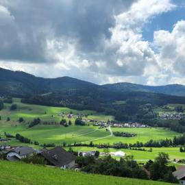 Luxury Retreat with Breathtaking Panoramic，位于Oberwang的酒店