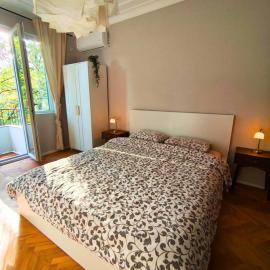 Serenity and cosy Lodge, next to NDK!，位于索非亚的酒店