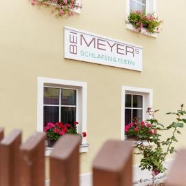 Bei Meyers Schlafen & Feiern，位于Böhlen的酒店