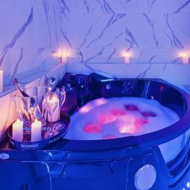 Jacuzzi LoveAparts Marki Romantic Getaway，位于马尔基的酒店
