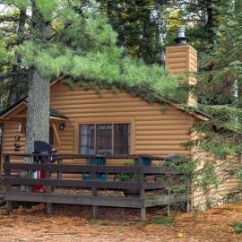 Hidden Gem - Traditional Cabin - 2 Bedroom - Parking - Wi-Fi Netflix CB02，位于Babbitt的酒店