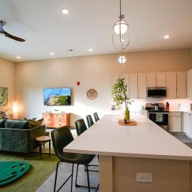 Peridot Suite - NEW 2bdrm 2bath Loft near Mass!，位于劳伦斯的酒店