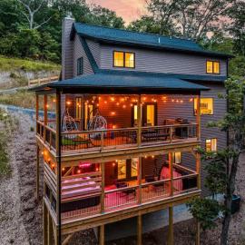 LUX Cabin Theater HotTub FirePit GameRm MtnViews，位于马萨纳滕的酒店