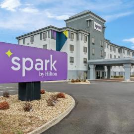 Spark by Hilton Cincinnati Fairfield，位于Forest Park的酒店