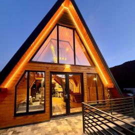 Twin Cabins Azuga，位于阿祖加的酒店