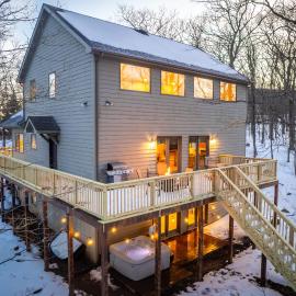 Spacious Family Retreat-Hot tub & Game Room，位于Wintergreen的酒店