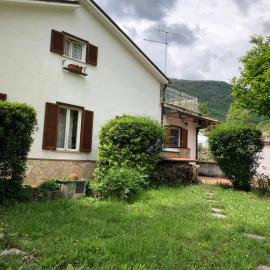 Una casa ospitale con giardino，位于Castel SantʼAngelo的酒店