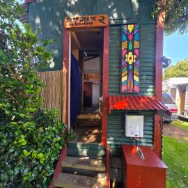 Surf Shack on Broadway，位于Waitara的酒店