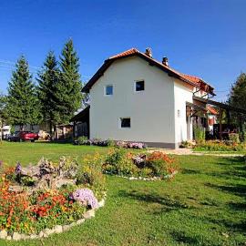 Apartmani Petrović - 3 cozy family apartments，位于卡鲁德杰尔斯科巴尔的酒店