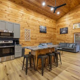 New listing-- Hocking Hills Modern Cabin，位于洛根的酒店