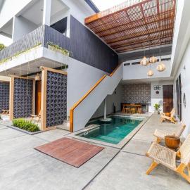 Padinis Villa & Coffee,位于Ketewel的酒店