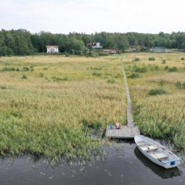 Sjötomt med privat brygga, roddbåt & solnedgång，位于Kvicksund的酒店
