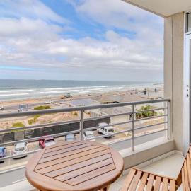 The Bay Luxury Beachfront Apartment，位于泰布尔维尤的酒店