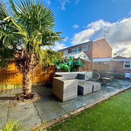 Stylish Solihull Home Near NEC JLR & Airport Free Parking & Garden，位于Sheldon的酒店